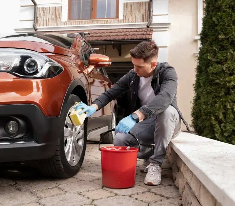 Lavage auto à domicile Orgeix : professionnel intervenant sur un véhicule